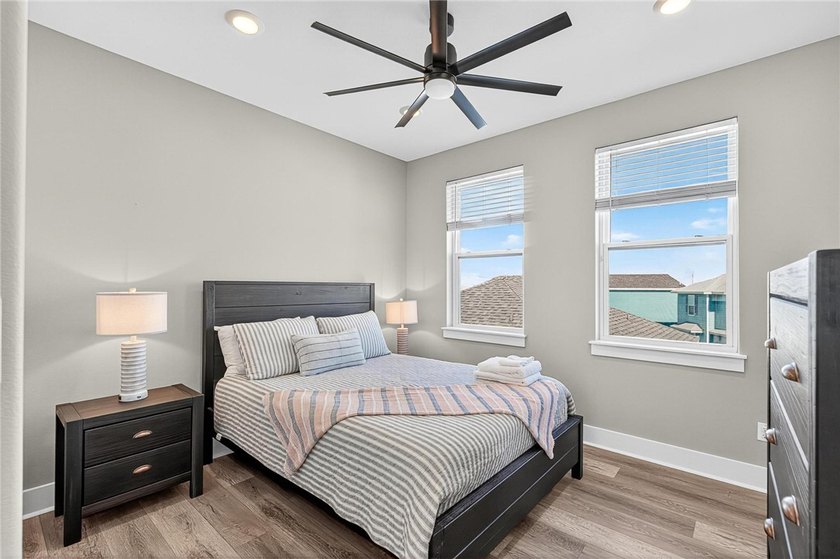 LAKEFRONT HOME IN A NICHE BEACHFRONT COMMUNITY, *DAS STRANDHAUS* - photo 35
