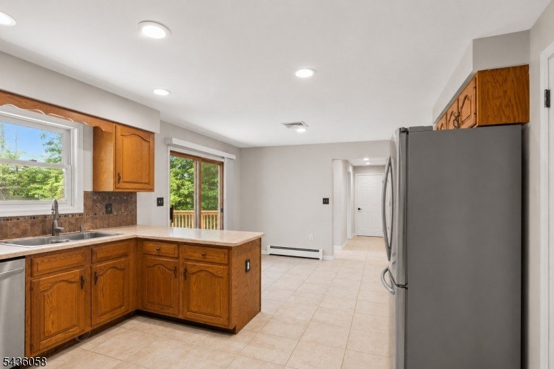 Welcome to this beautifully maintained, sun-drenched colonial - photo 12