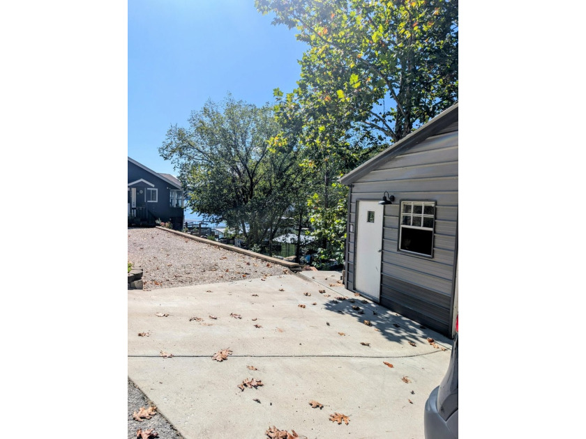 Beautifully landscaped lakefront home centrally located just - photo 37