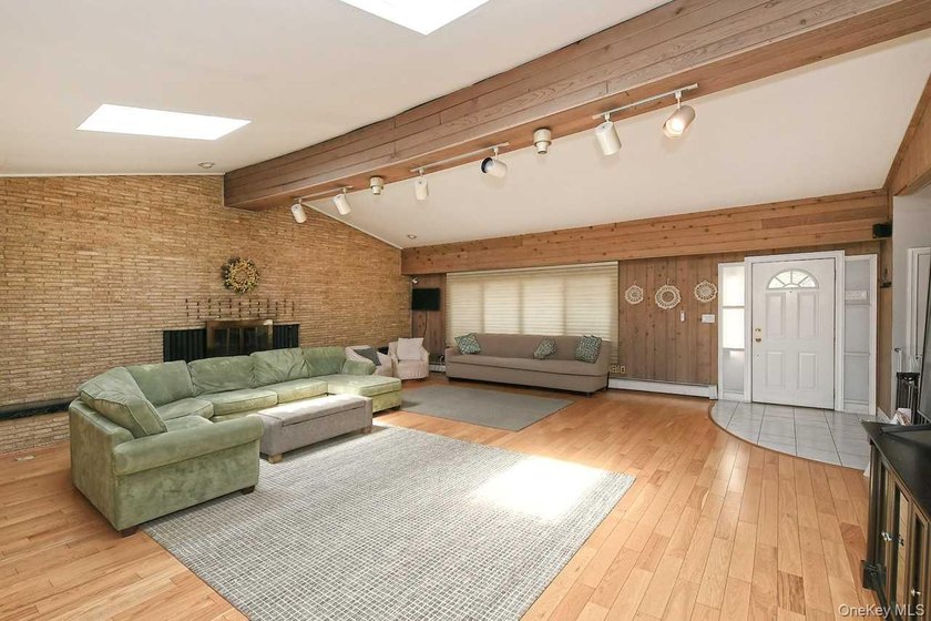 Don't miss out on this GEM in Lindenhurst. Enormous, welcoming - photo 4