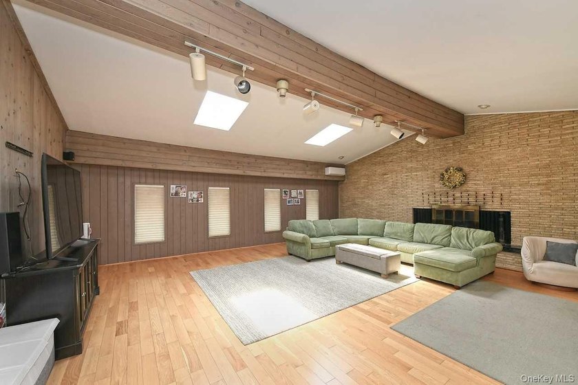 Don't miss out on this GEM in Lindenhurst. Enormous, welcoming - photo 5
