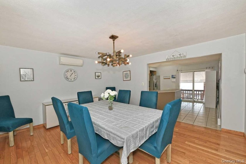 Don't miss out on this GEM in Lindenhurst. Enormous, welcoming - photo 7