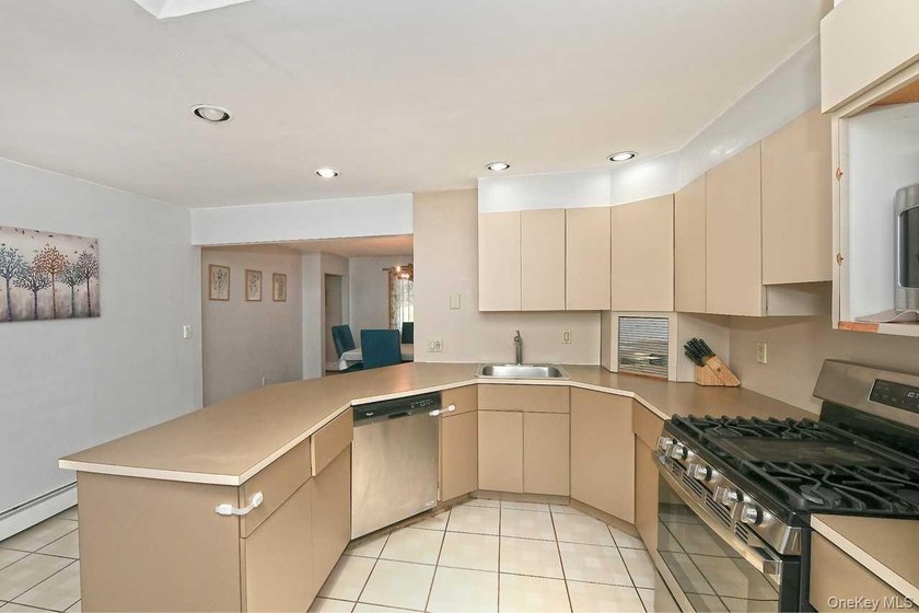 Don't miss out on this GEM in Lindenhurst. Enormous, welcoming - photo 10