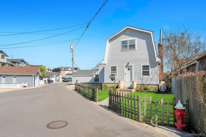 Charming Cape Cod-style 4-bedroom, 2-bathroom home offering a - photo 2
