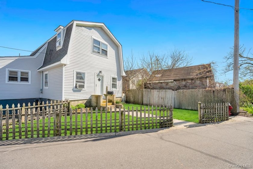 Charming Cape Cod-style 4-bedroom, 2-bathroom home offering a - photo 3