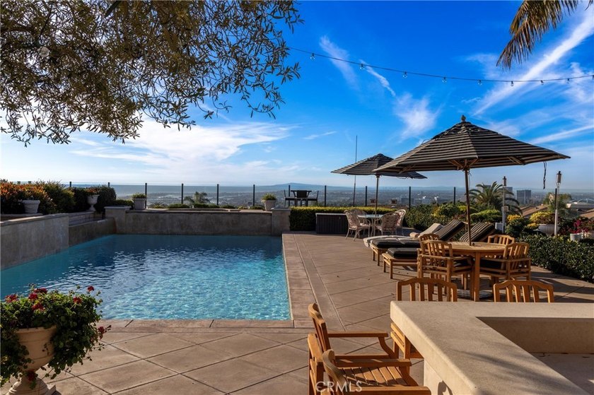 Set behind the guarded and patrolled gates of Pelican Hill in - photo 23