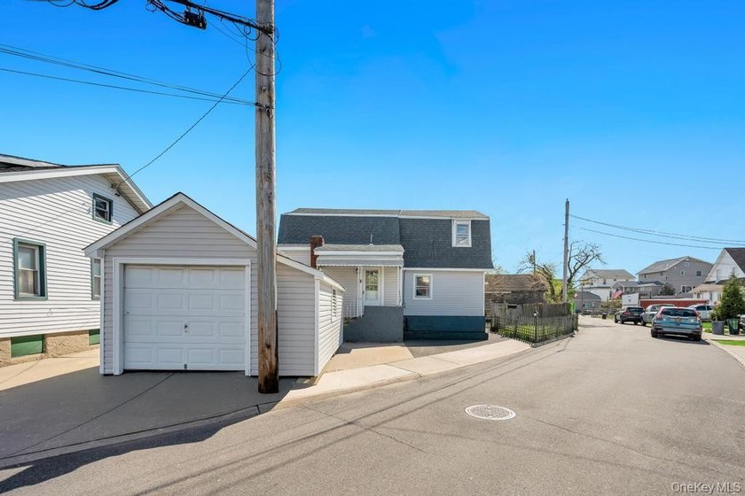 Charming Cape Cod-style 4-bedroom, 2-bathroom home offering a - photo 4