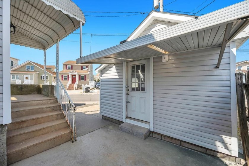Charming Cape Cod-style 4-bedroom, 2-bathroom home offering a - photo 5