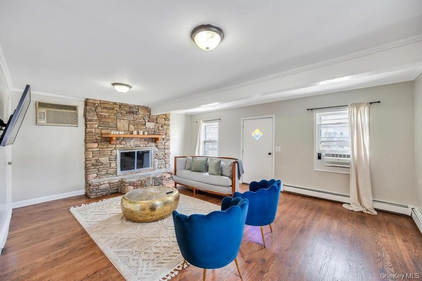 Charming Cape Cod-style 4-bedroom, 2-bathroom home offering a - photo 7