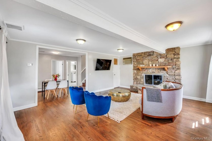 Charming Cape Cod-style 4-bedroom, 2-bathroom home offering a - photo 8