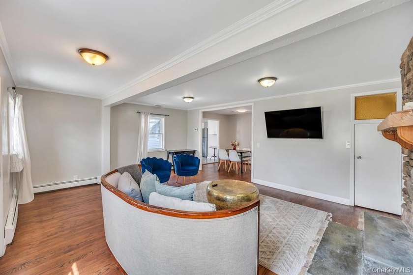 Charming Cape Cod-style 4-bedroom, 2-bathroom home offering a - photo 9