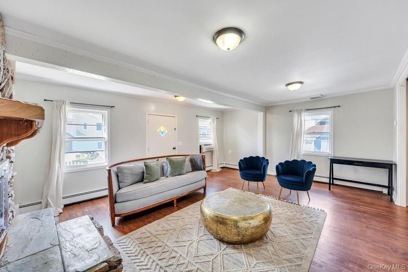 Charming Cape Cod-style 4-bedroom, 2-bathroom home offering a - photo 10