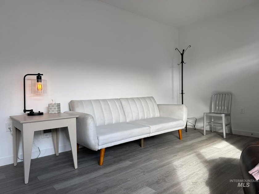 This brand-new, thoughtfully designed duplex offers modern - photo 5