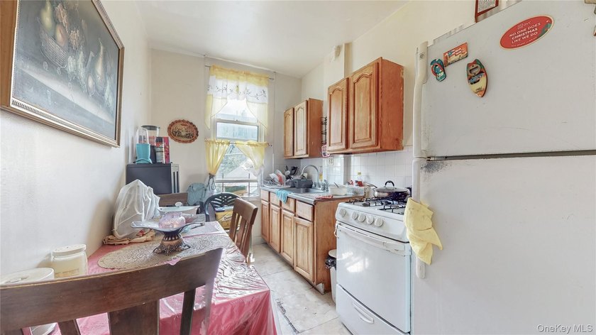 Welcome to 276 Woodbine Street, a substantial multi-family - photo 7