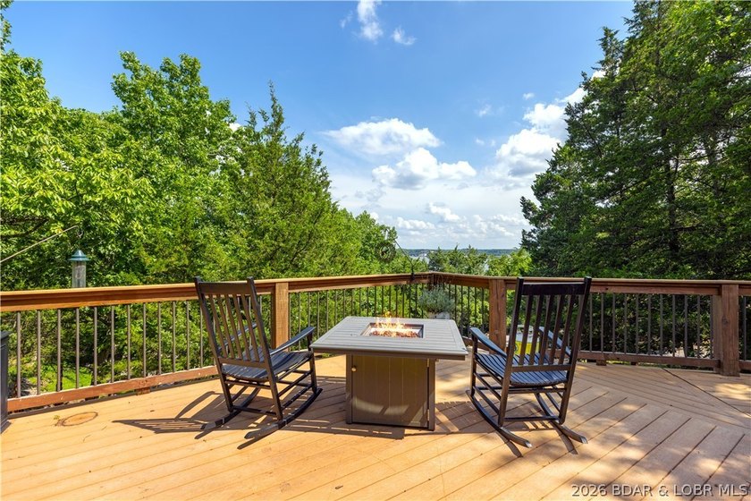 Distinctive architecture meets effortless lake living in this - photo 6