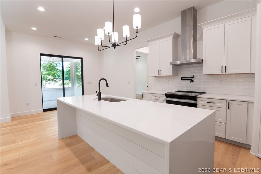 NEW CONSTRUCTION in Porto Cima! This modern ranch delivers the - photo 3