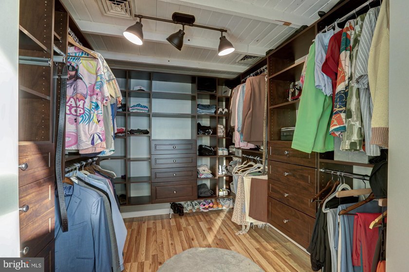 Enjoy waterfront living in this beautifully renovated cottage - photo 12