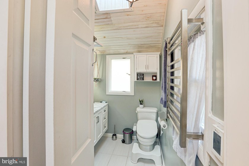 Enjoy waterfront living in this beautifully renovated cottage - photo 14