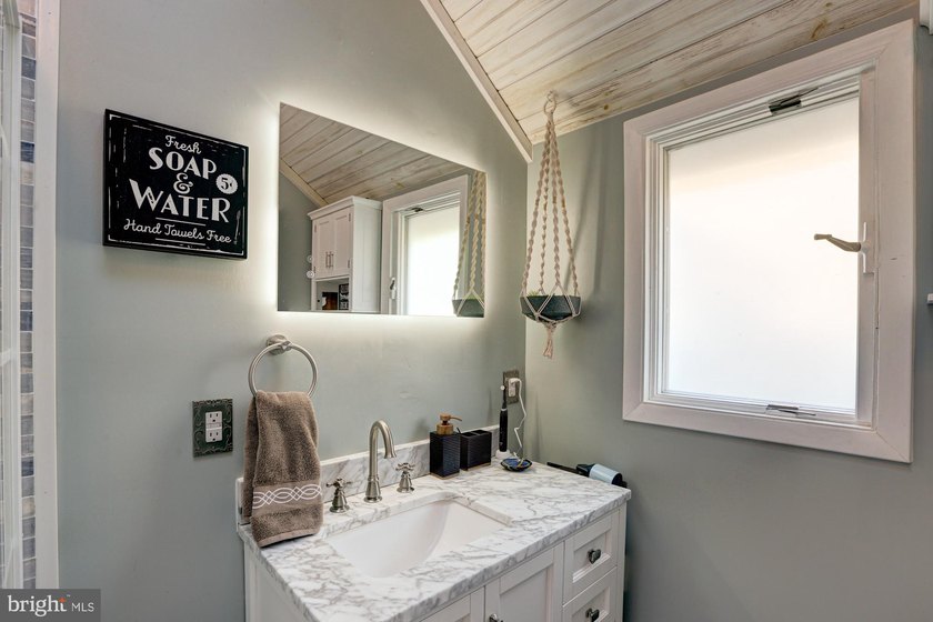Enjoy waterfront living in this beautifully renovated cottage - photo 15