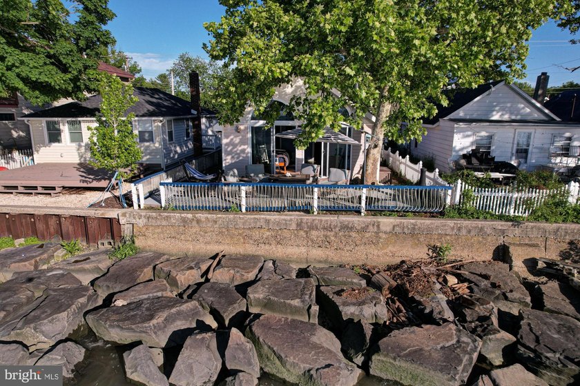 Enjoy waterfront living in this beautifully renovated cottage - photo 18
