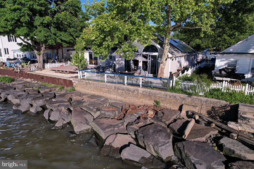 Enjoy waterfront living in this beautifully renovated cottage - photo 19