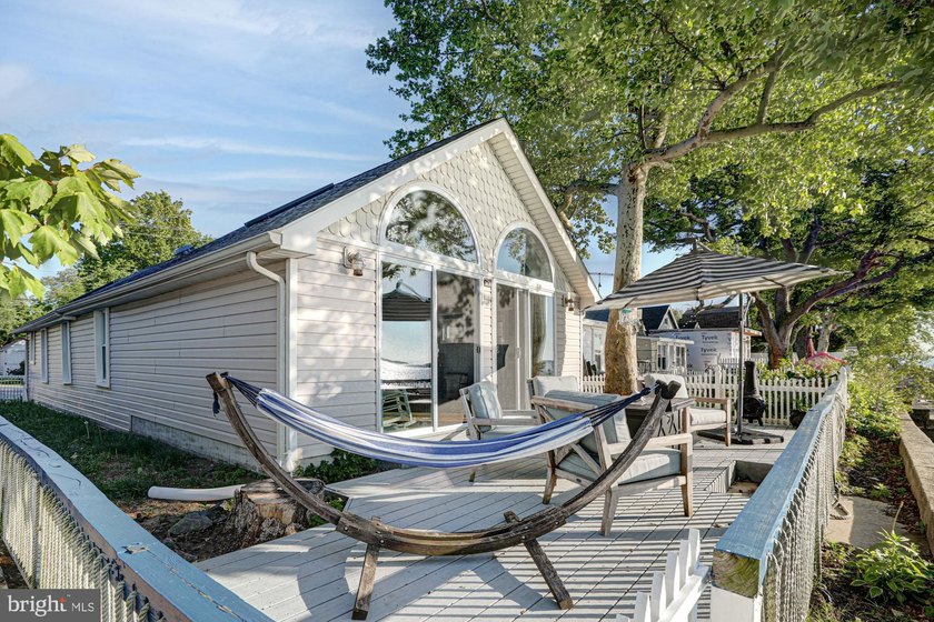 Enjoy waterfront living in this beautifully renovated cottage - photo 21