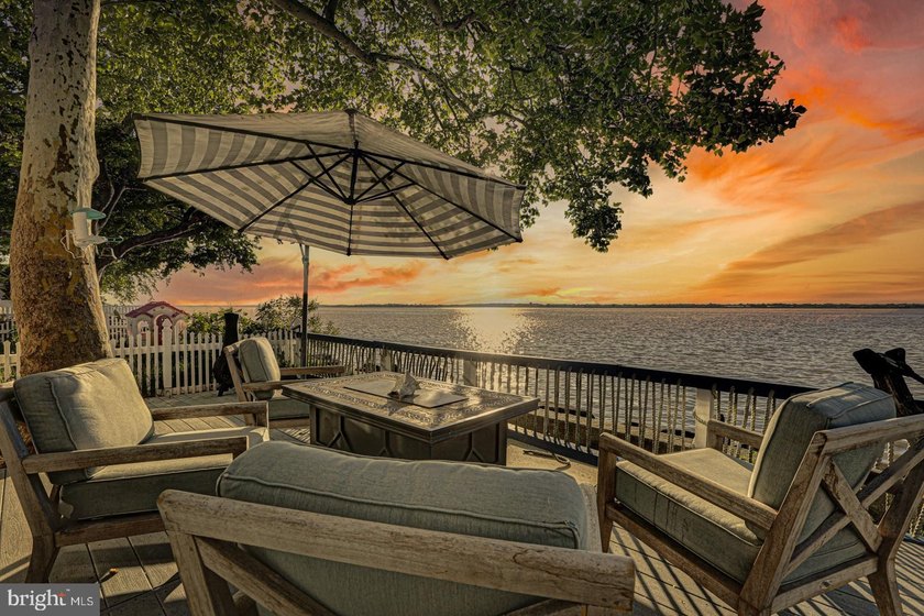 Enjoy waterfront living in this beautifully renovated cottage - photo 24