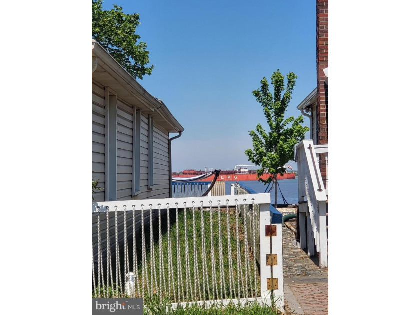 Enjoy waterfront living in this beautifully renovated cottage - photo 28