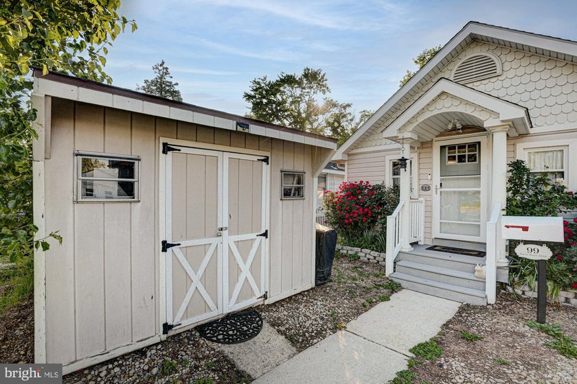 Enjoy waterfront living in this beautifully renovated cottage - photo 32