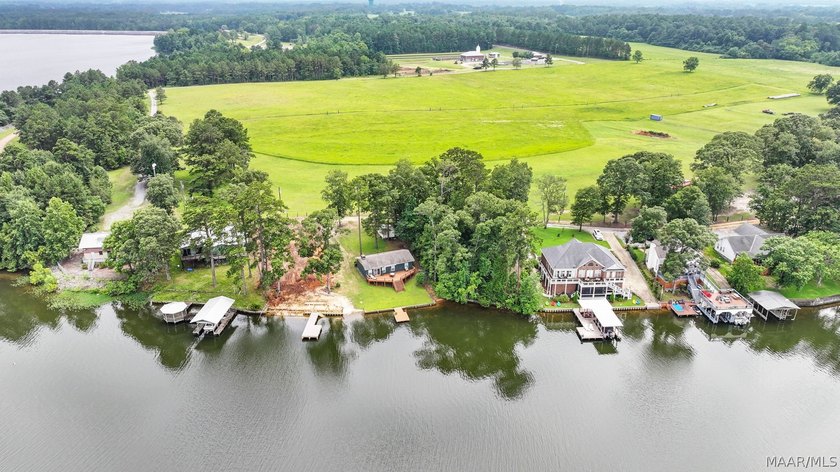 Move-in ready lakefront cabin with breathtaking views - photo 3