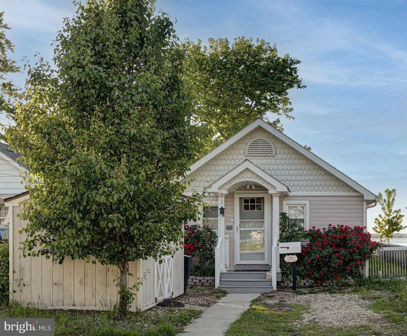 Enjoy waterfront living in this beautifully renovated cottage - photo 33