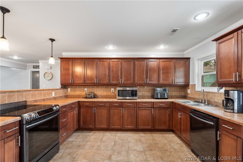 Hard-to-find one-level lakefront living at the 49-mile marker! - photo 4