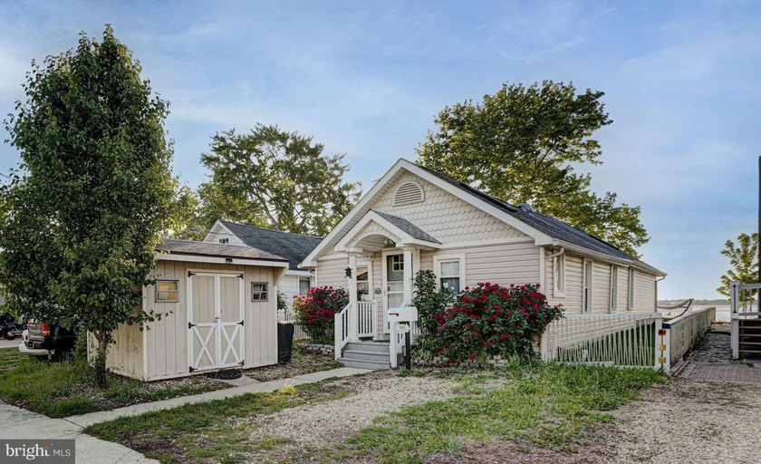 Enjoy waterfront living in this beautifully renovated cottage - photo 34