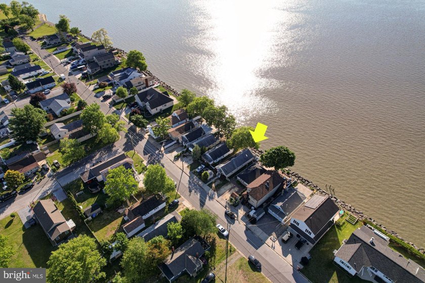 Enjoy waterfront living in this beautifully renovated cottage - photo 35