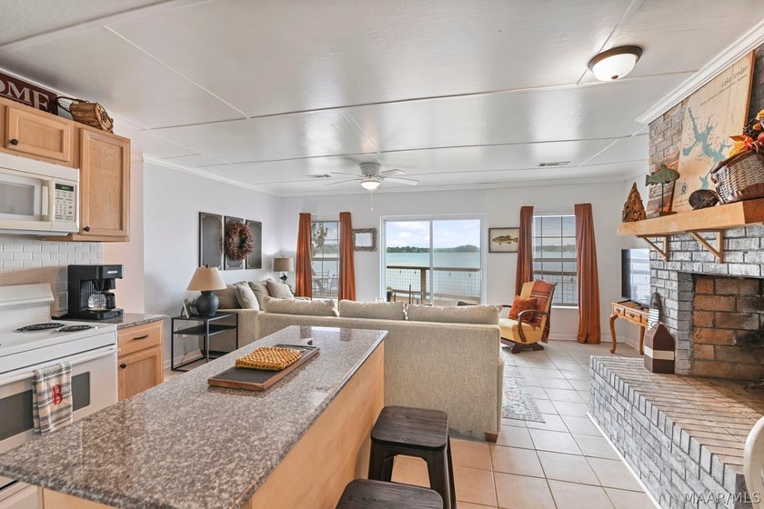 Move-in ready lakefront cabin with breathtaking views - photo 8