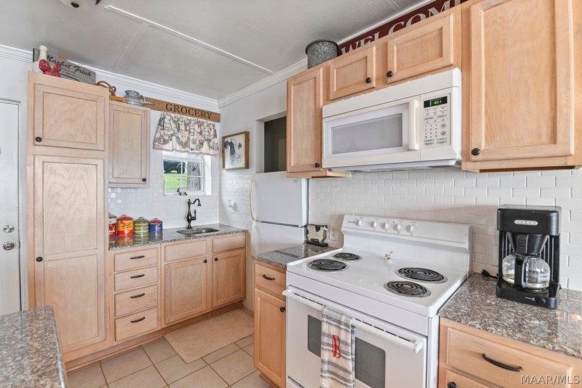Move-in ready lakefront cabin with breathtaking views - photo 9