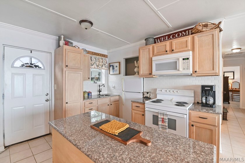Move-in ready lakefront cabin with breathtaking views - photo 10