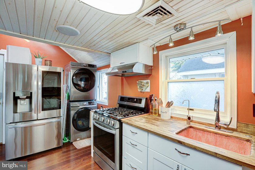 Enjoy waterfront living in this beautifully renovated cottage - photo 45