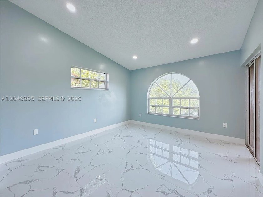 Great and newly renovated 2-bedroom, 2.5-bathroom townhome in - photo 12