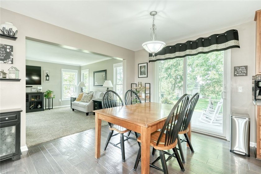 CURB APPEAL! A GREAT FRONT PORCH! A BACKYARD YOU'LL NEVER WANT - photo 11