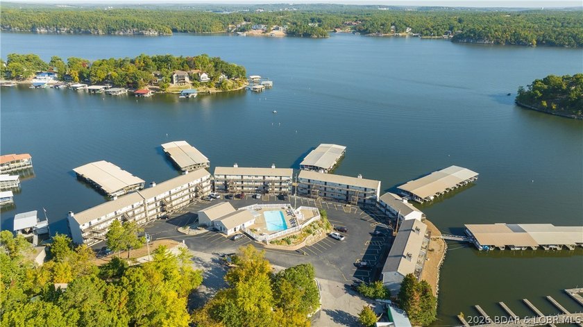 Discover the perfect Lake of the Ozarks getaway with this - photo 4