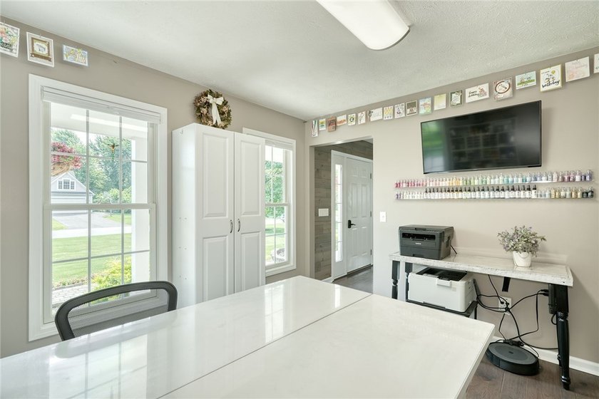CURB APPEAL! A GREAT FRONT PORCH! A BACKYARD YOU'LL NEVER WANT - photo 20