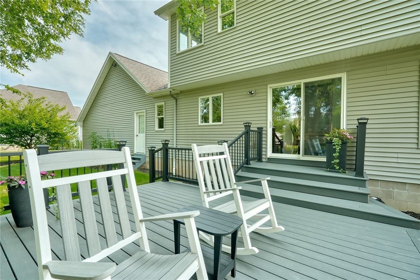 CURB APPEAL! A GREAT FRONT PORCH! A BACKYARD YOU'LL NEVER WANT - photo 42