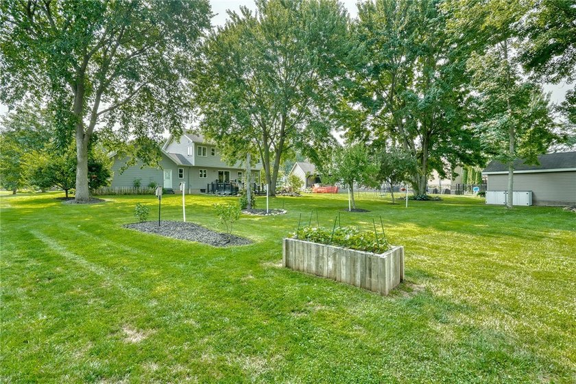 CURB APPEAL! A GREAT FRONT PORCH! A BACKYARD YOU'LL NEVER WANT - photo 44