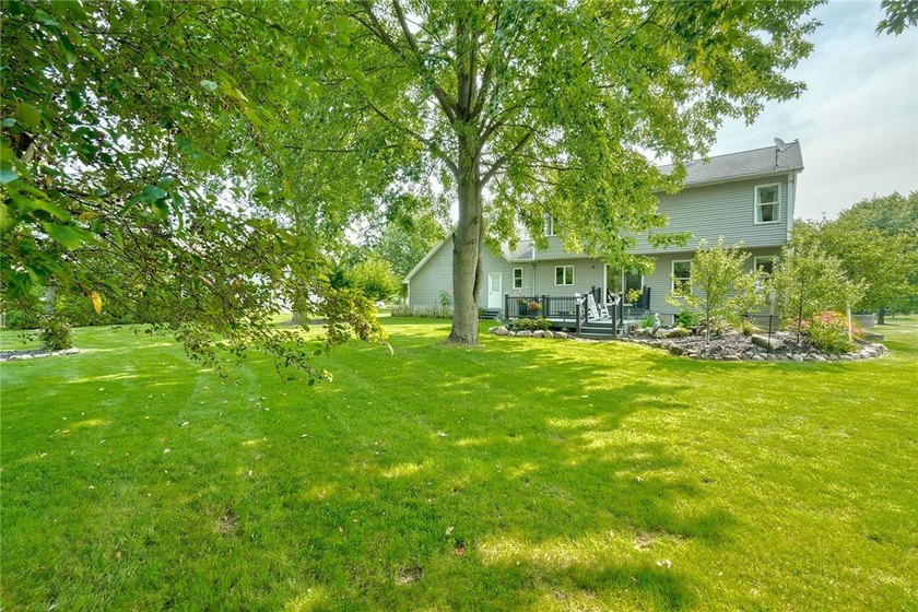 CURB APPEAL! A GREAT FRONT PORCH! A BACKYARD YOU'LL NEVER WANT - photo 45