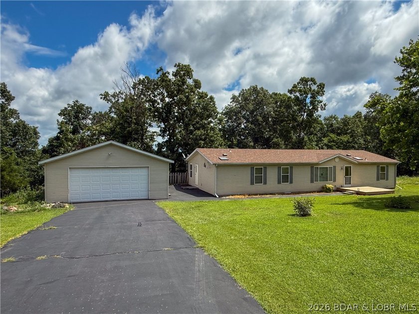 Enjoy privacy, space and a convenient location with this 3 - photo 2