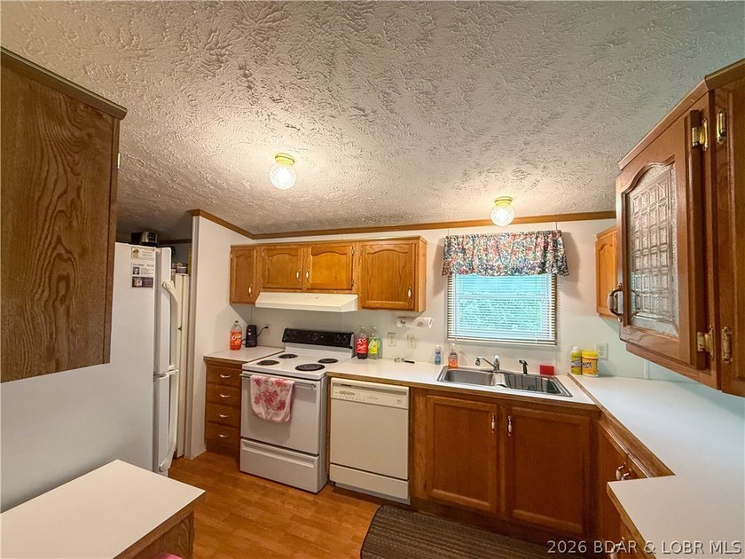 Enjoy privacy, space and a convenient location with this 3 - photo 3