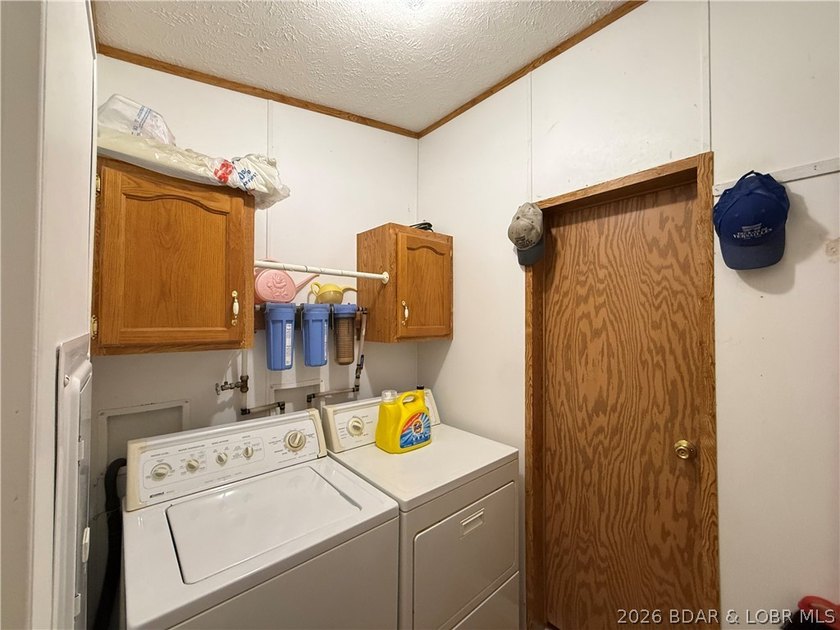 Enjoy privacy, space and a convenient location with this 3 - photo 5