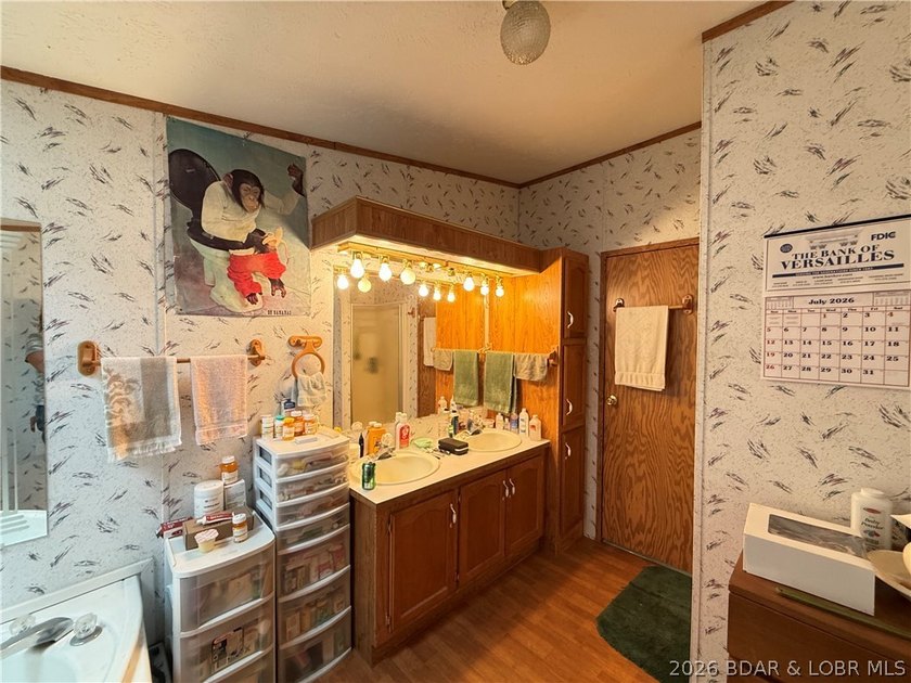 Enjoy privacy, space and a convenient location with this 3 - photo 9
