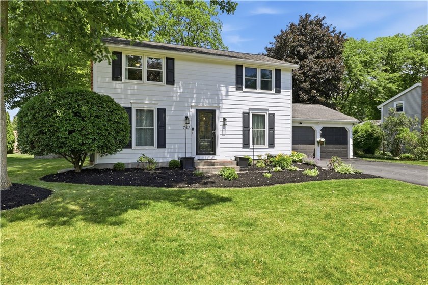 Show-stopping and meticulously maintained, this move-in ready - photo 2